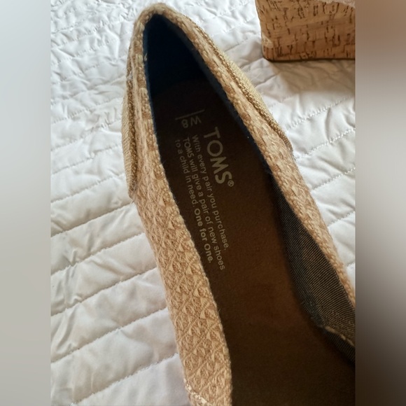 ๐ผ TOMS summer wedges ๐ผ - Picture 2 of 4